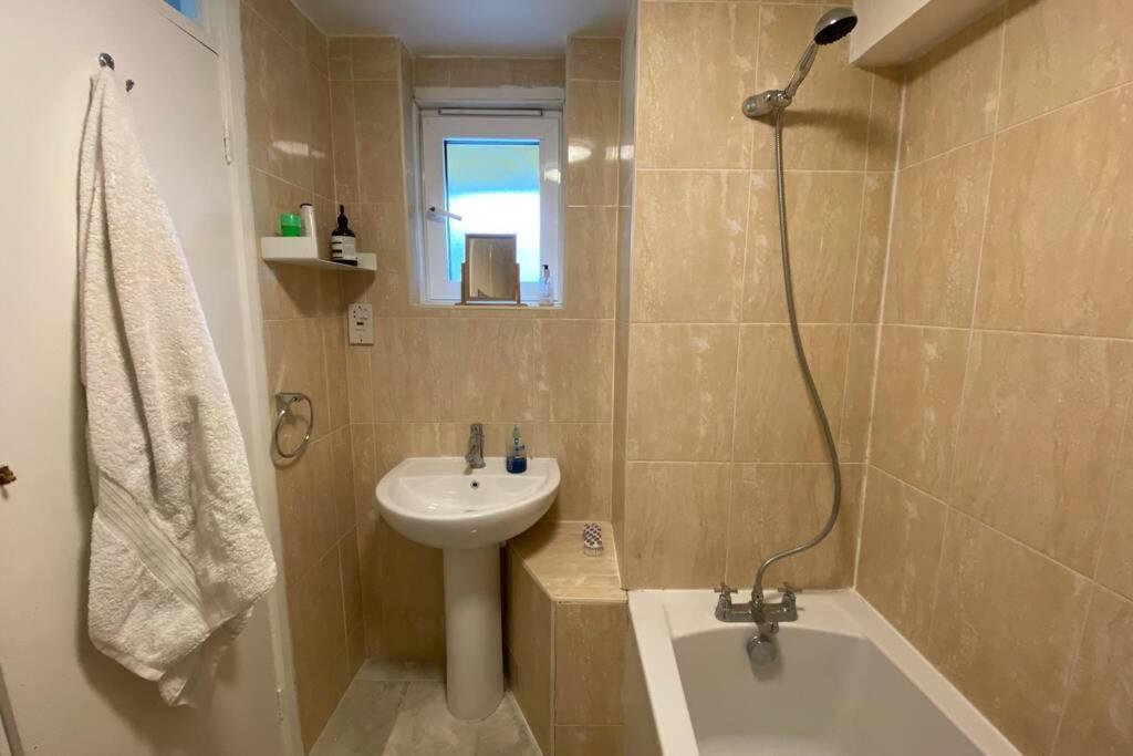 Two Bedroom Garden Flat In Zone 2 London Kültér fotó